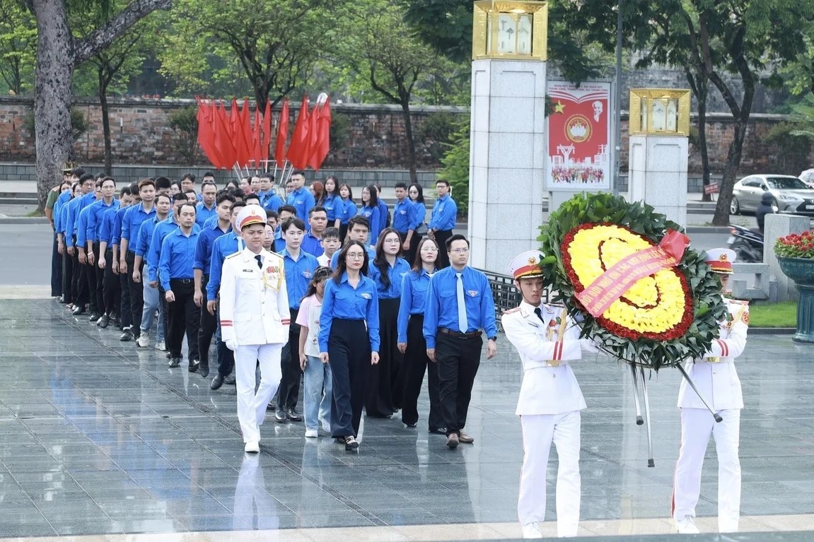 Tuổi trẻ Bộ Nông nghiệp và Môi trường thành kính báo công dâng Bác